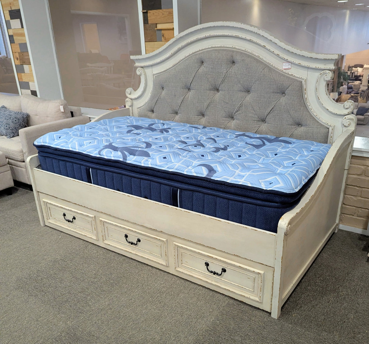 ASHLEY DAYBED