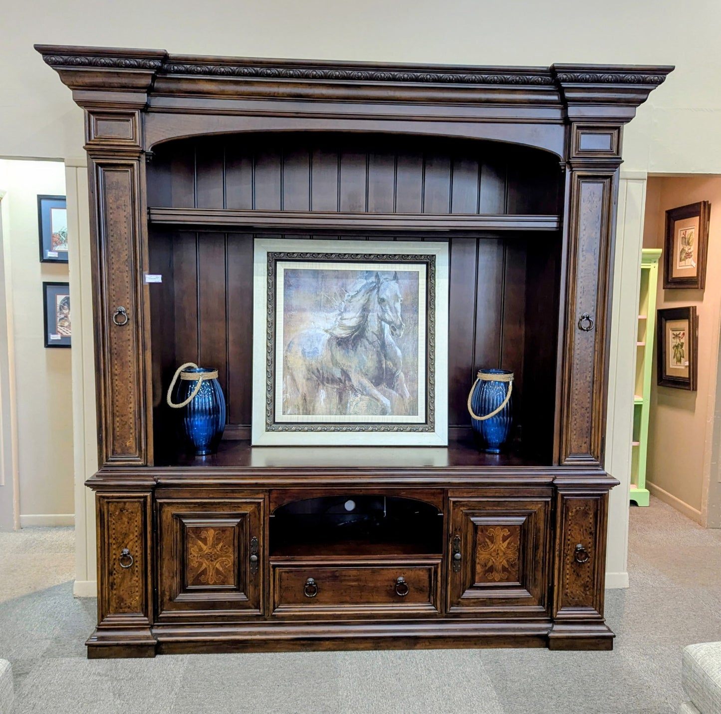 UNIVERSAL ENT. CENTER