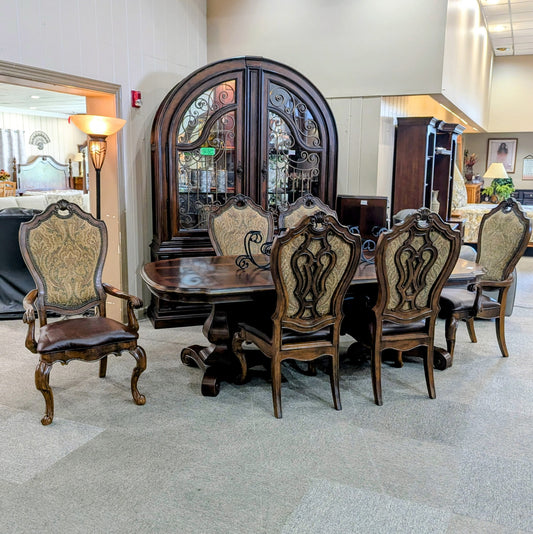 UNIVERSAL DINING