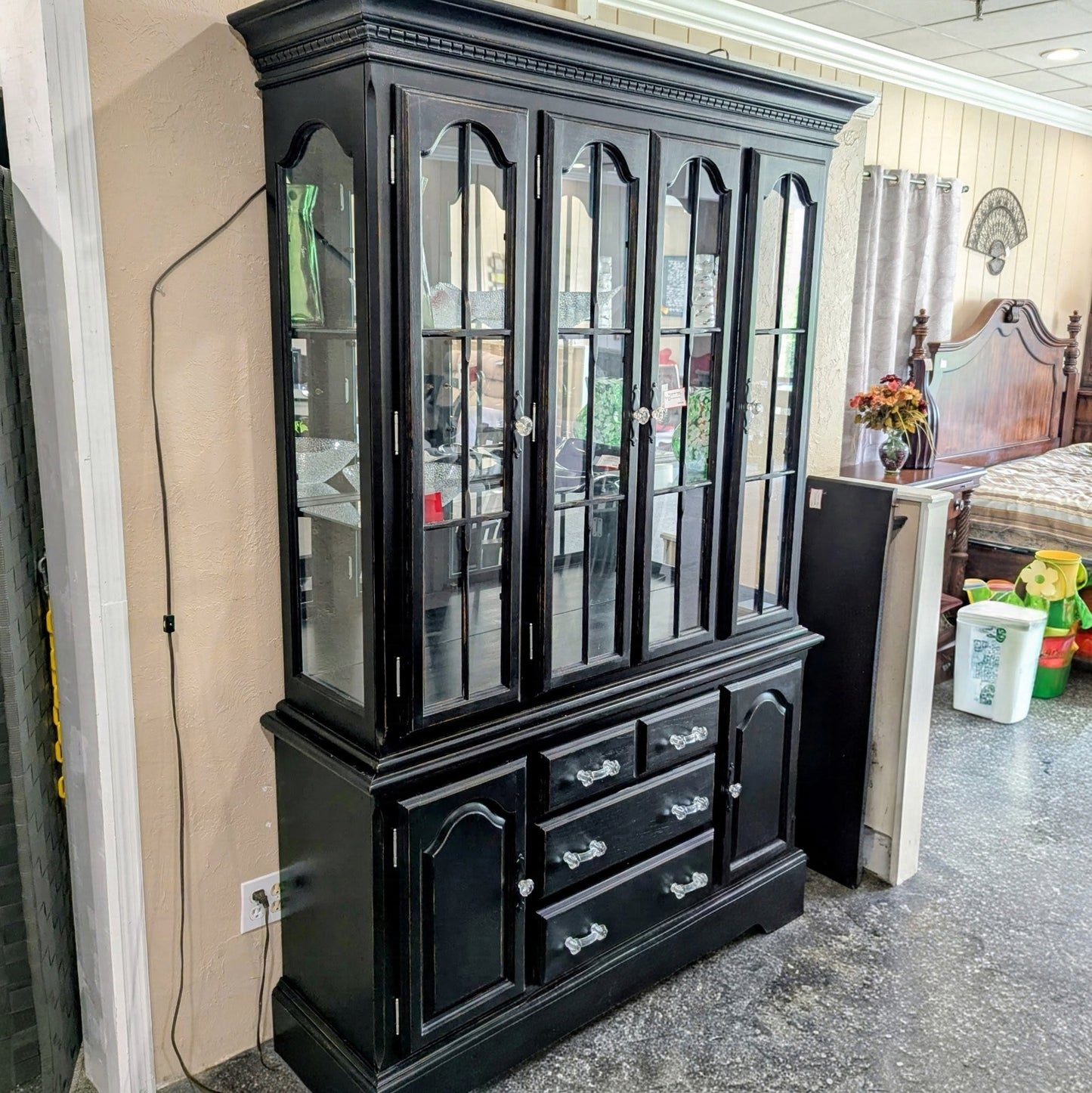 CHINA HUTCH
