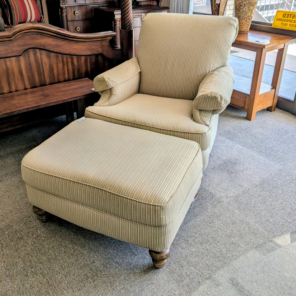 CHAIR W/OTTOMAN