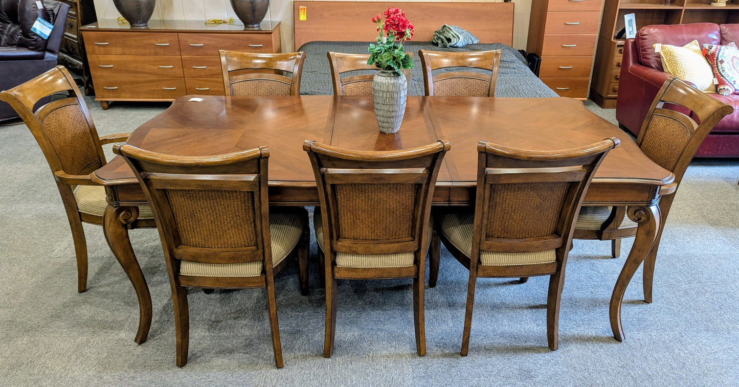 HOOKER DINING