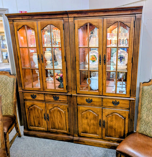 THOMASVILLE CHINA HUTCH