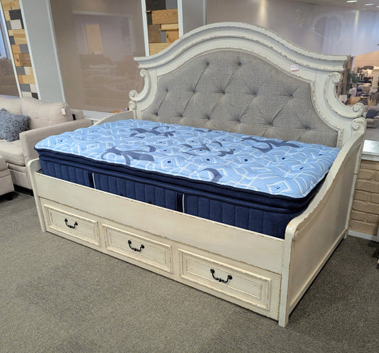 ASHLEY DAYBED