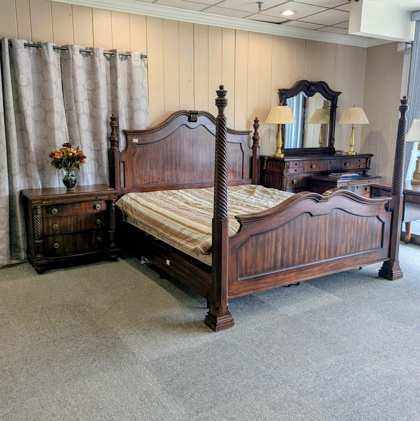 BROYHILL BEDROOM SET