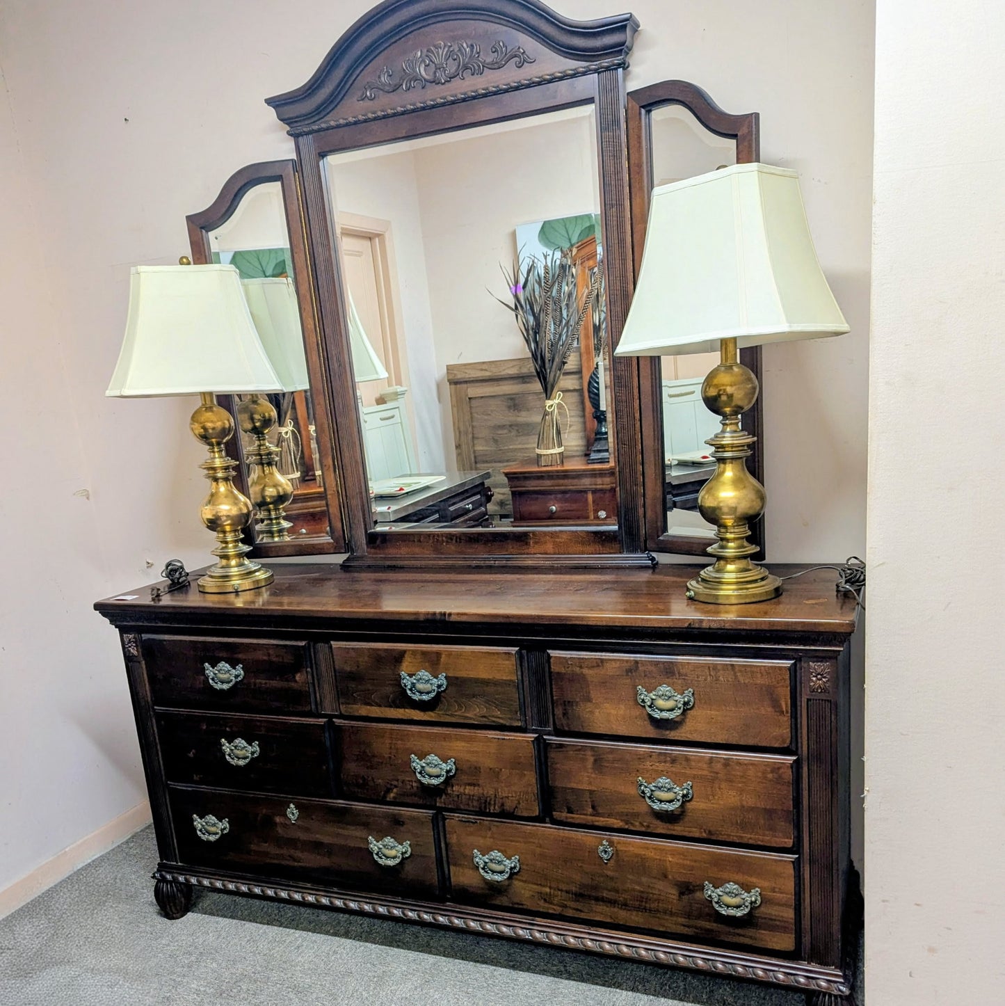 DRESSER