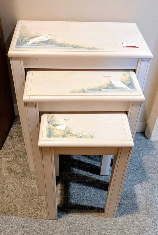 NESTING TABLES