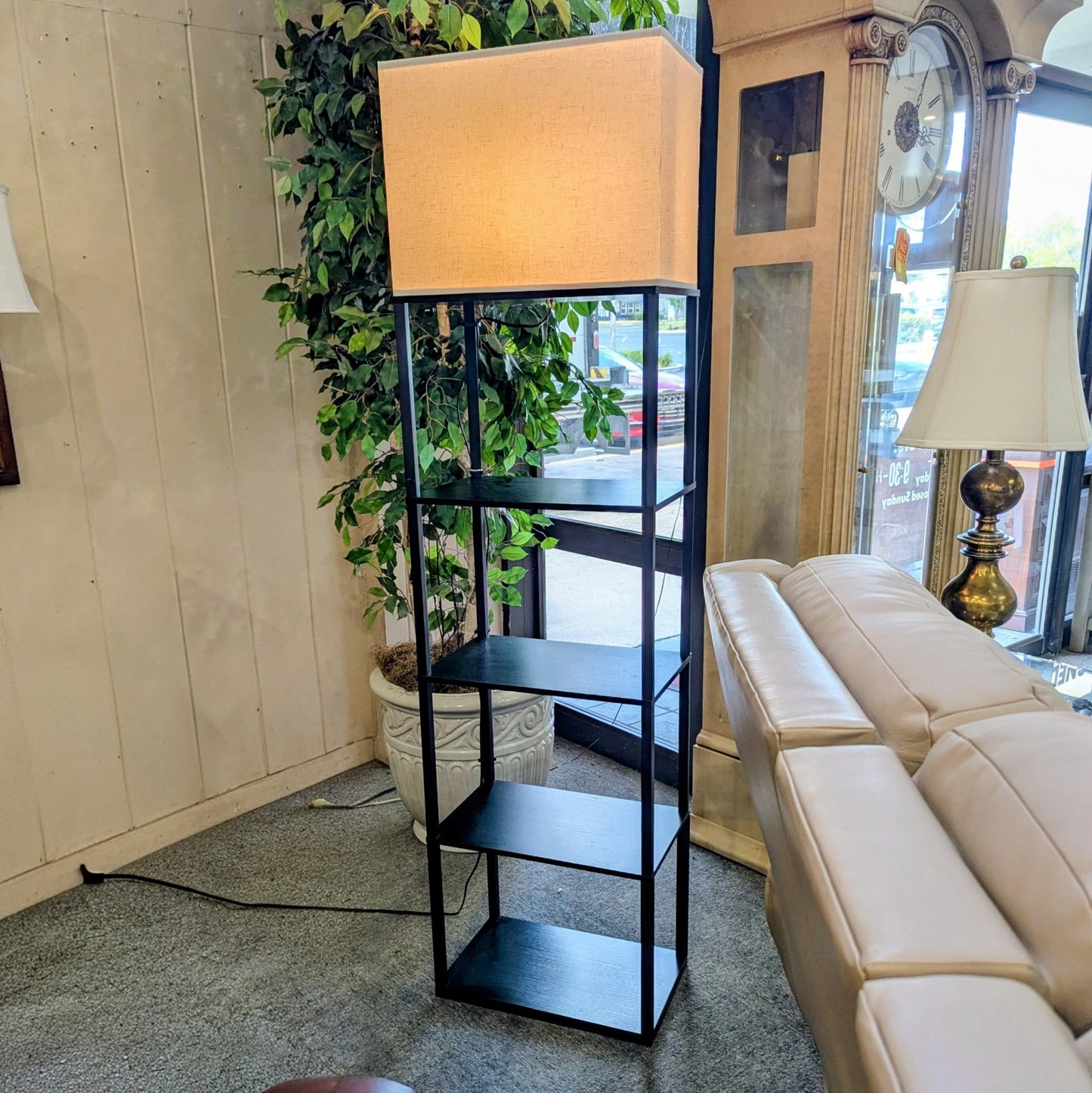 FLOOR LAMP
